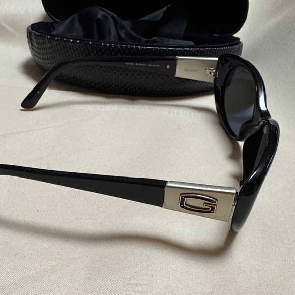 Guess Black and Silver Sunglasses with polarized lenses. - Picture 2 of 9